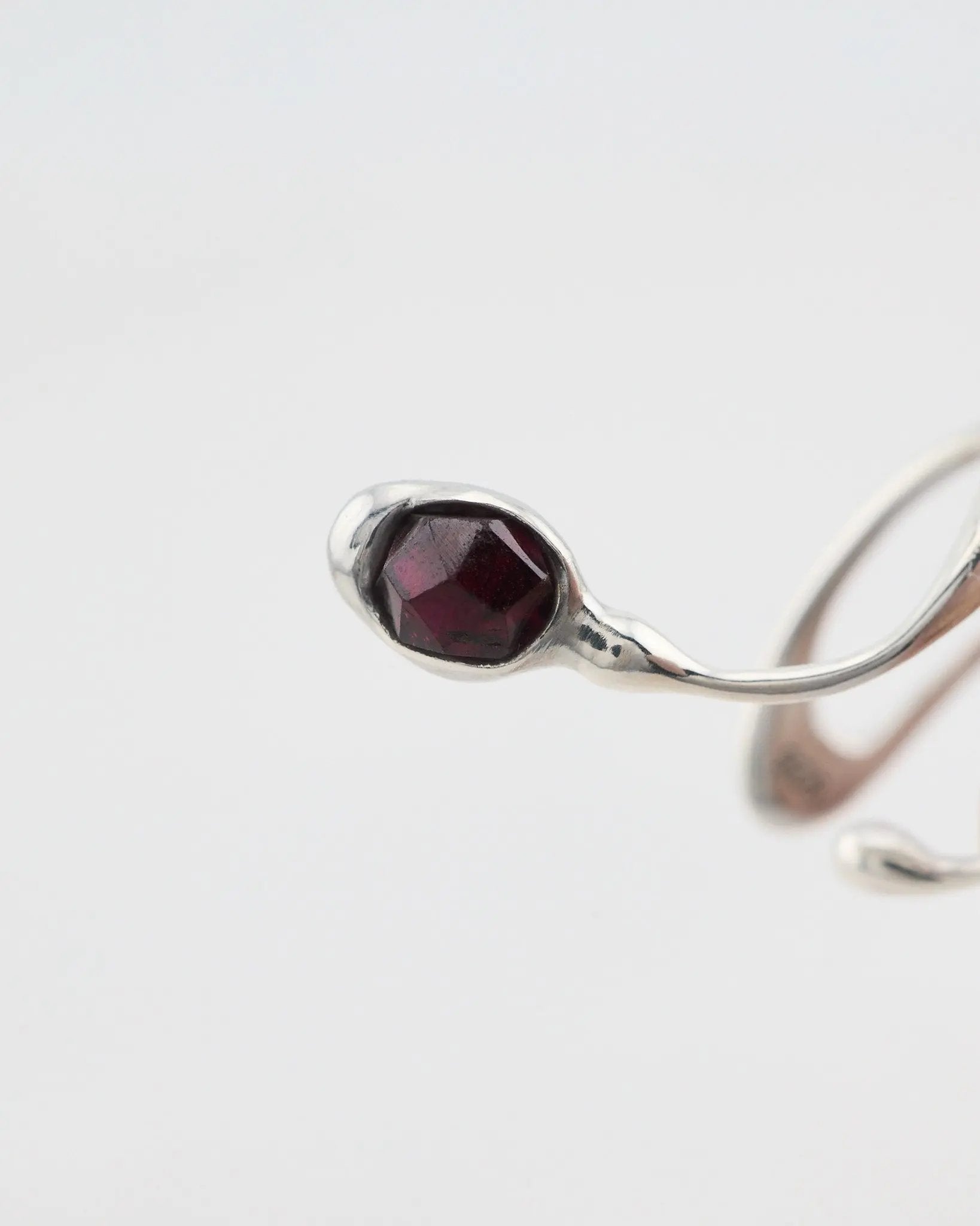 Jana Granat Earcuff - Nella & Sina