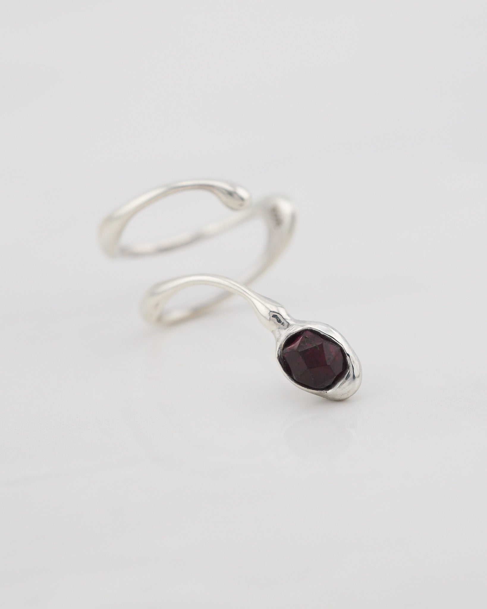 Jana Granat Earcuff - Nella & Sina