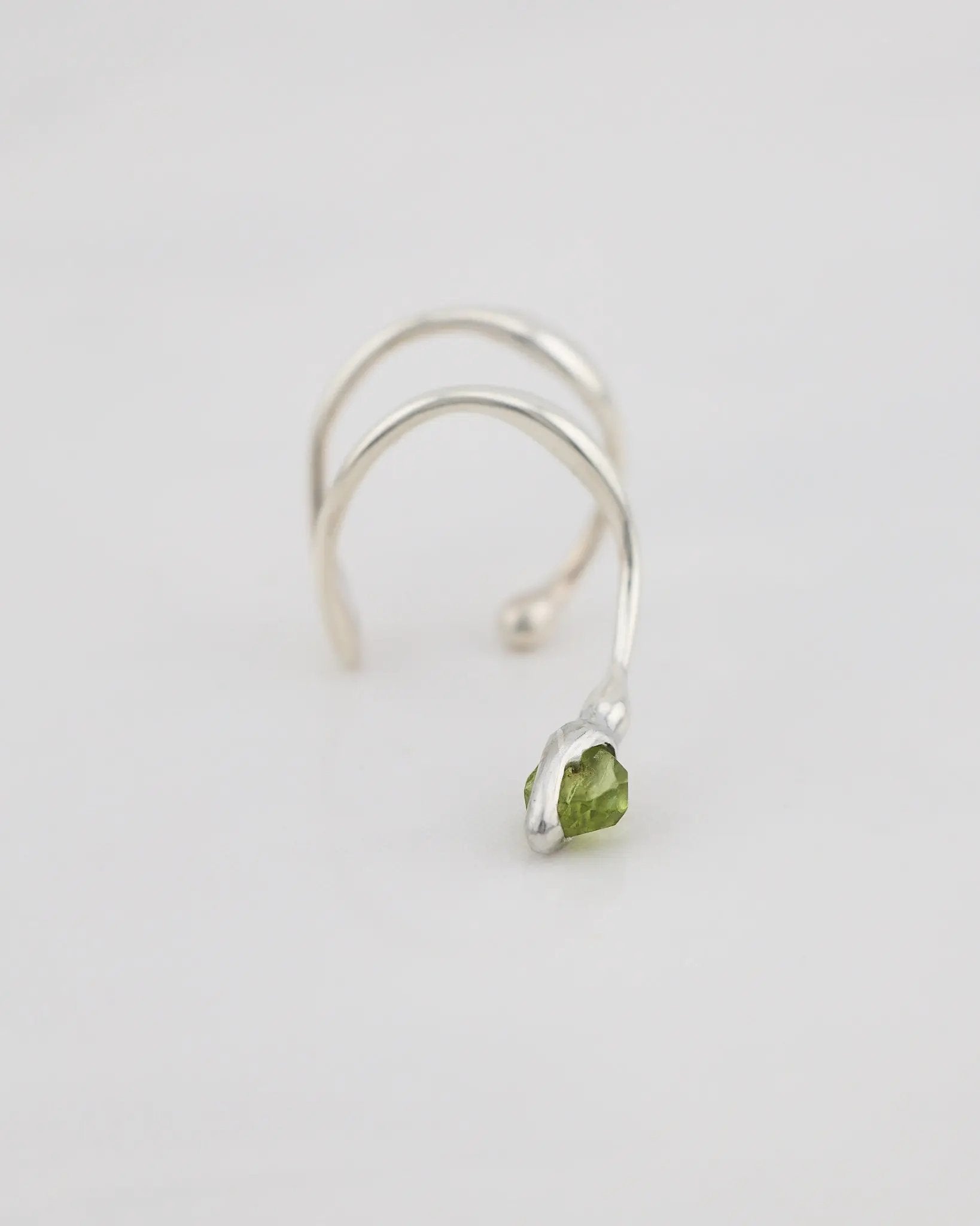 Jana Peridot Earcuff - Nella & Sina