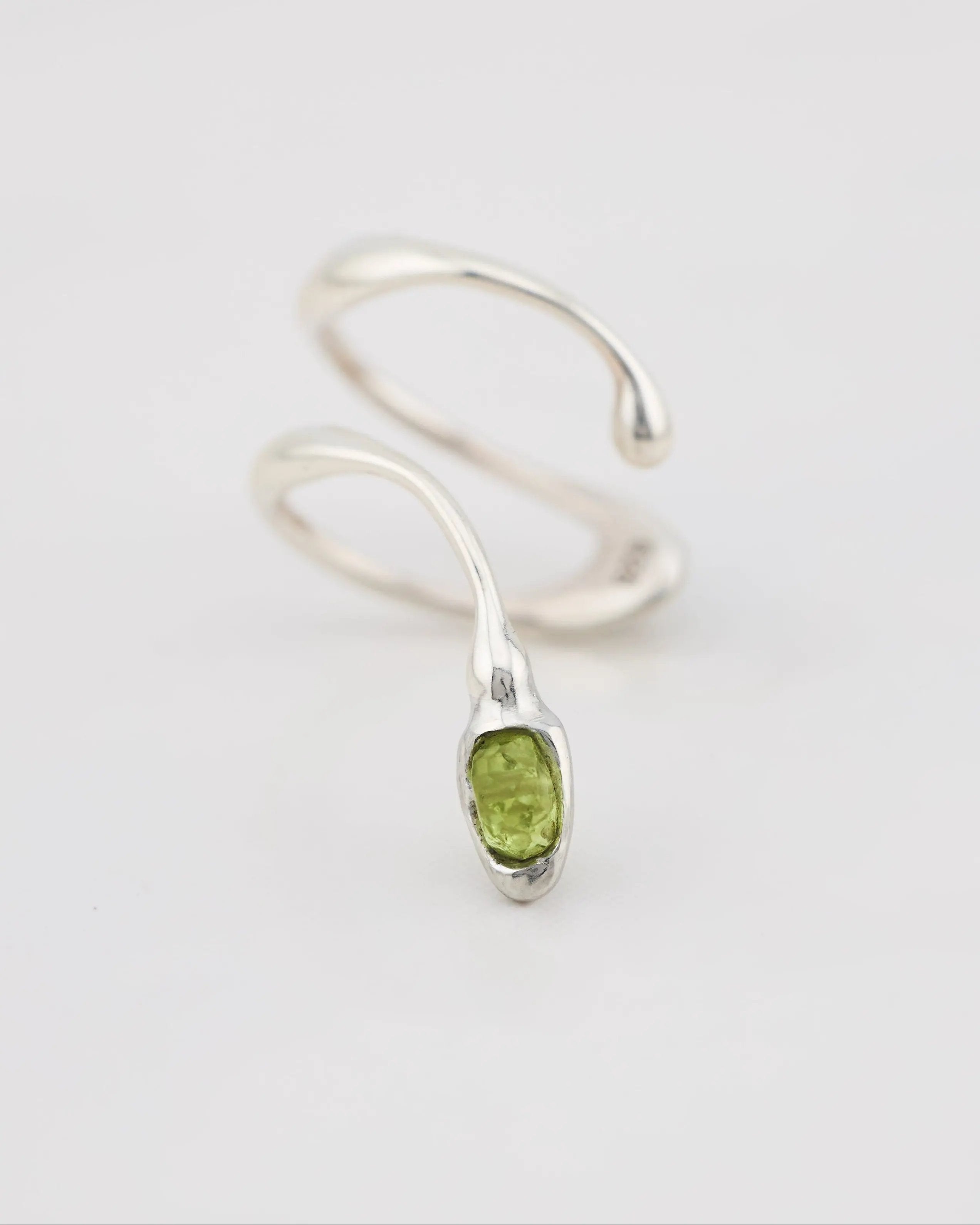 Jana Peridot Earcuff - Nella & Sina